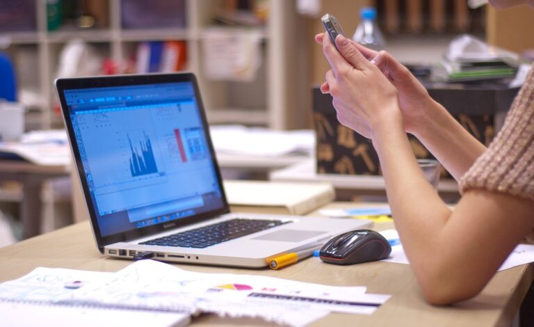 Cómo elegir los formatos adecuados (vídeo corto, tutorial, evento) según tu sector